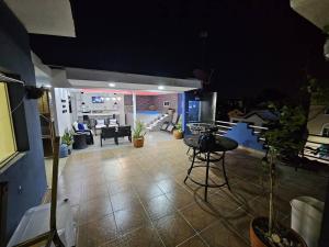 ein Wohnzimmer mit einem Tisch und einem Wohnzimmer in der Unterkunft Penthouse con Jacuzzy en Santo Domingo in Cancino