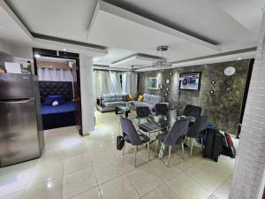 eine Küche und ein Wohnzimmer mit einem Tisch und Stühlen in der Unterkunft Penthouse con Jacuzzy en Santo Domingo in Cancino