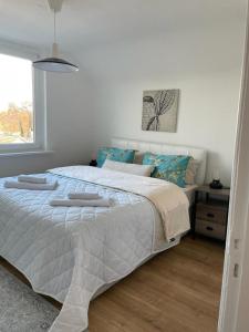- une chambre blanche avec un grand lit et une fenêtre dans l'établissement İnci, à Hambourg
