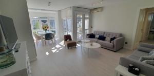 a living room with a couch and a table at Apartamento Isla de La Toja in O Grove