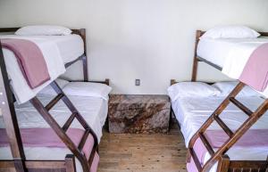 Zimmer mit 2 Etagenbetten in einem Zimmer in der Unterkunft La Ocotera Hotel de montaña Cabañas Amenidades in San Marcos
