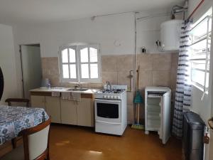 a kitchen with a stove and a sink at Departamento Jorge in Marcos Juárez