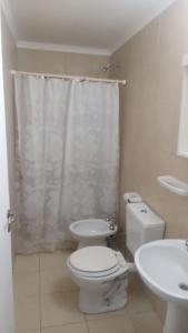 a bathroom with a toilet and a sink at Departamento Jorge in Marcos Juárez