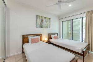 Postel nebo postele na pokoji v ubytování Opal Dreams - Your Gateway to Beachfront Bliss + 12 fotografií