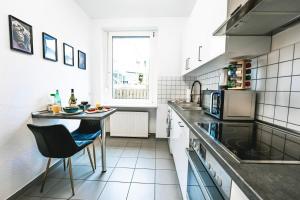a kitchen with a counter and a table in it at Zentral-Kingsize Bett-Playstation 4-HBF nach Köln und Düsseldorf in Haan