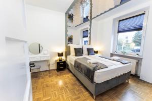 a bedroom with a bed and a large window at Zentral-Kingsize Bett-Playstation 4-HBF nach Köln und Düsseldorf in Haan