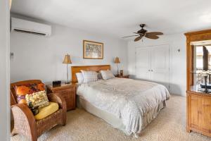 een slaapkamer met een bed, een ventilator en een stoel bij Bamboo Suite, 1 bedroom, sleeps 4, pool & BBQ, Pre-Renovation Summer Sale in Kihei +37 foto's
