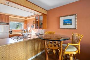 uma cozinha com uma mesa e cadeiras em Bamboo Suite located across from the beach, 1 Bedroom sleeps 4 em Kihei