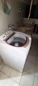 um WC branco numa casa de banho com em Casa completa em Marília
