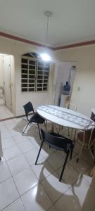 a room with a table and chairs in a room at Casa completa in Marília