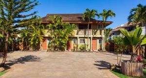 een huis met palmbomen ervoor bij Bamboo Suite, 1 bedroom, sleeps 4, pool & BBQ, Pre-Renovation Summer Sale in Kihei