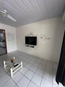 sala de estar con TV de pantalla plana en la pared en Apartamento Proximo Beto Carrero e Praia Armação, en Penha