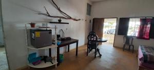 Habitación Privada Doña Zoila في فلوريس: غرفة مع مكتب وطاولة مع تلفزيون