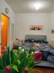 ein Schlafzimmer mit einem Bett und einer Pflanze in der Unterkunft Apartman Lenka in Banja Koviljača