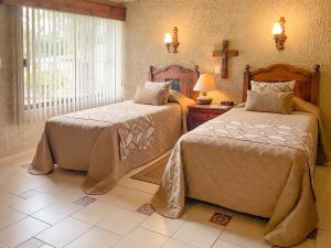 1 dormitorio con 2 camas y ventana en Villas Layfer, Córdoba, Veracruz, Mexico en Córdoba