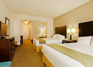 una camera d'albergo con due letti e una TV a schermo piatto di Holiday Inn Express Hotel & Suites Shamrock North by IHG a Shamrock
