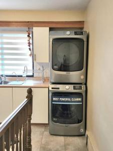 Comfortable entire 3BDR Apt in Laval Montreal的厨房或小厨房
