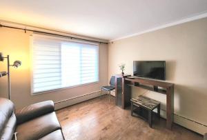 Comfortable entire 3BDR Apt in Laval Montreal的电视和/或娱乐中心