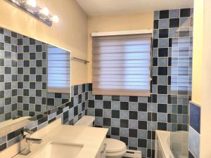 拉瓦尔Comfortable entire 3BDR Apt in Laval Montreal的带水槽、马桶和镜子的浴室 更多15张照片