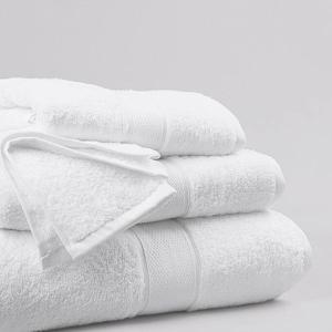 拉瓦尔Comfortable entire 3BDR Apt in Laval Montreal的一堆堆的白色毛巾堆在彼此的上面