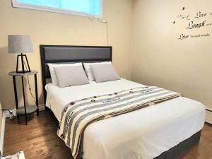 Comfortable entire 3BDR Apt in Laval Montreal客房内的一张或多张床位