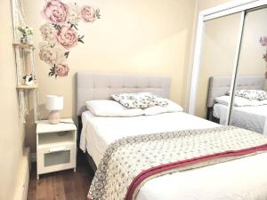 Comfortable entire 3BDR Apt in Laval Montreal客房内的一张或多张床位