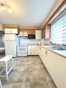 Comfortable entire 3BDR Apt in Laval Montreal的厨房或小厨房