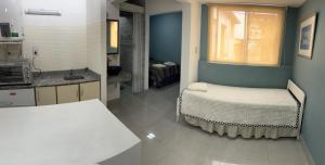 Habitación pequeña con 2 camas y ventana en Atelier- Bohardilla a 2 cuadras de la plaza principal en Salta