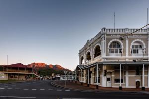皇后镇Empire Hotel Queenstown的街边的一栋老建筑