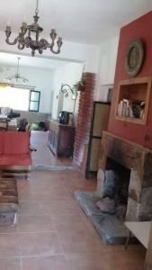 un soggiorno con camino e divano rosso di Casa amplia en las sierras de San Luis a San Francisco del Monte de Oro Altre 13 foto