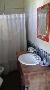 un bagno con lavandino e specchio di Casa amplia en las sierras de San Luis a San Francisco del Monte de Oro