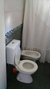 e bagno con servizi igienici bianchi e bidet. di Casa amplia en las sierras de San Luis a San Francisco del Monte de Oro
