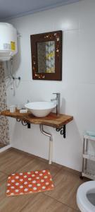 uma casa de banho com um lavatório e um espelho em Freyja em Chuy
