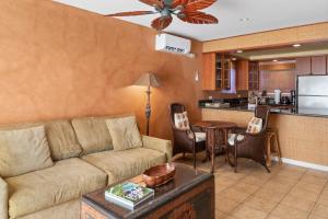 uma sala de estar com um sofá e uma cozinha em Orchid Suite in South Maui, across from the beach, 1 bedroom sleeps 4 em Kihei