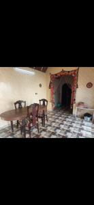 a dining room with a table and chairs and a room at Nuba life Mostafa Guesthouse in Najâ€˜ al MadÄbb