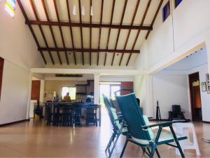 a living room with chairs and a table in it at Disfrute cabaña cálida, con piscina y zonas verdes in Viterbo