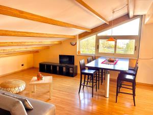 Una sala de estar con una mesa de comedor con sillas. en Casuzzabedda, en Trappitello 10 fotos más