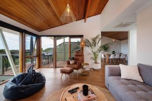 Posezení v ubytování TJ's Tree House with Ocean Views