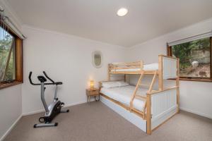 Fitness centrum a/nebo fitness zařízení v ubytování TJ's Tree House with Ocean Views