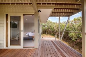 Balkón nebo terasa v ubytování TJ's Tree House with Ocean Views