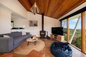 TV a/nebo společenská místnost v ubytování TJ's Tree House with Ocean Views