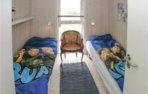 Habitación con 2 camas y silla en Lovely Home In Sydals With Sauna en Skovby