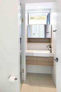 łazienka z umywalką i lustrem w obiekcie Beach luxury retreat- 2 bedroom, 2 bathroom, shops, pet friendly, parking w mieście Ocean Grove +22 zdjęcia