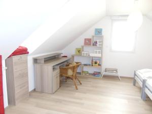 サン・マロにあるMaison de 2 chambres avec wifi a Saint Maloのベッドルーム1室(デスク、ベッド1台、デスク付)