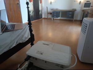Pokój z łóżkiem z laptopem i biurkiem w obiekcie Rooms in a Girl House near Corroios Train Station w mieście Corroios