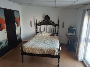 una camera con letto in una stanza con TV di Rooms in a Girl House near Corroios Train Station a Corroios