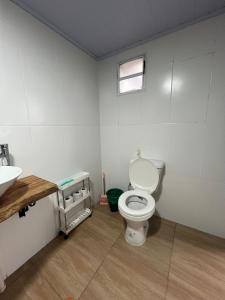ein Bad mit einem WC und einem Waschbecken in der Unterkunft Monoambiente Freyja in Chuy
