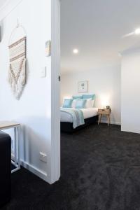 Giường trong phòng chung tại Hadspen Riverview Retreat: 1 Bedroom Unit