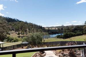 vistas al río desde el balcón de una casa en Hadspen Riverview Retreat: Entire Complex, en Hadspen