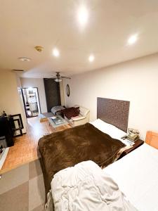 Hotel Rakusai في كيوتو: غرفة نوم مع سرير وغرفة معيشة